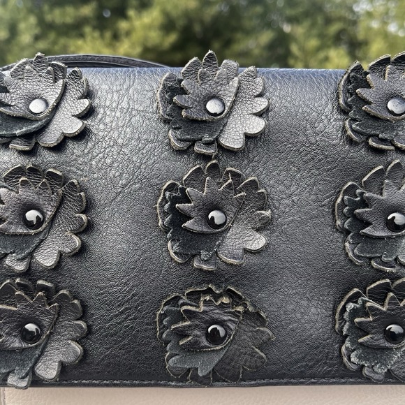 Fossil Crossbody Bag Leather Black Cream Floral Appliqué Key Charm Shoulder Bag - Picture 6 of 13